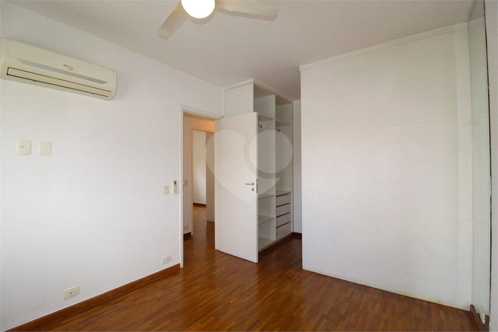 Apartamento à venda com 3 quartos, sendo 1 suíte,  em Vila Olímpia, São Paulo, SP