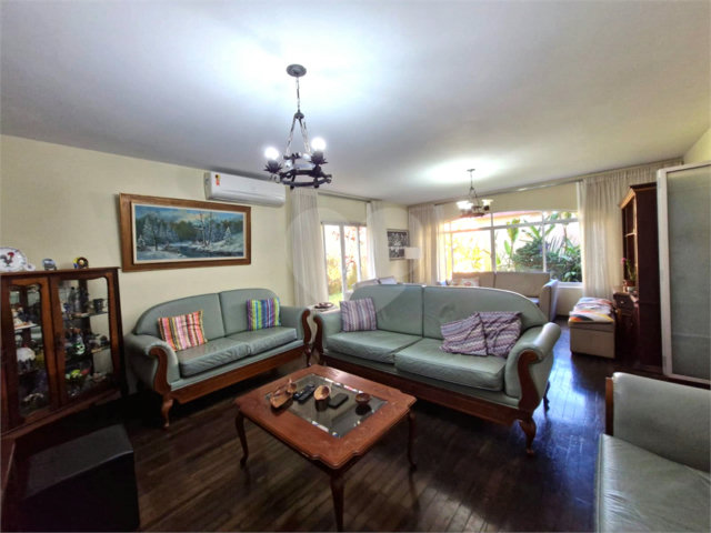Casa à venda com 4 quartos, sendo 1 suíte,  em Alto da Boa Vista, São Paulo, SP