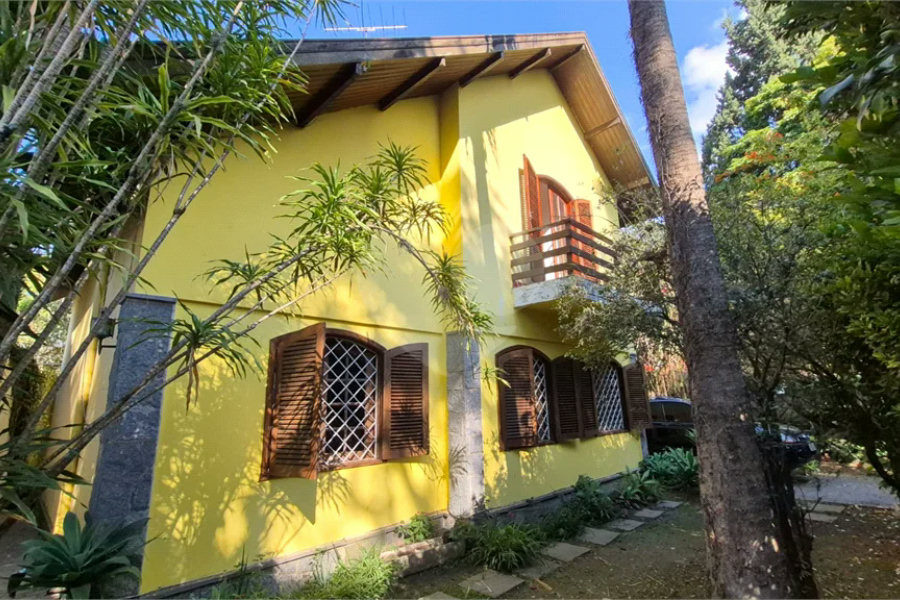 Casa com Piscina, Sauna e Edícula em Rua Arborizada no Tremembé