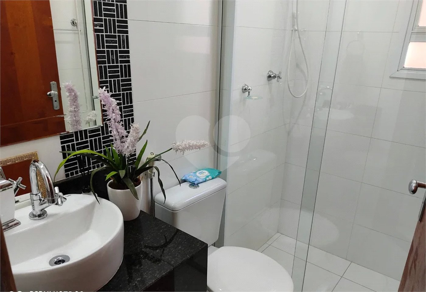 Apartamento térreo , três quartos sendo uma suíte.