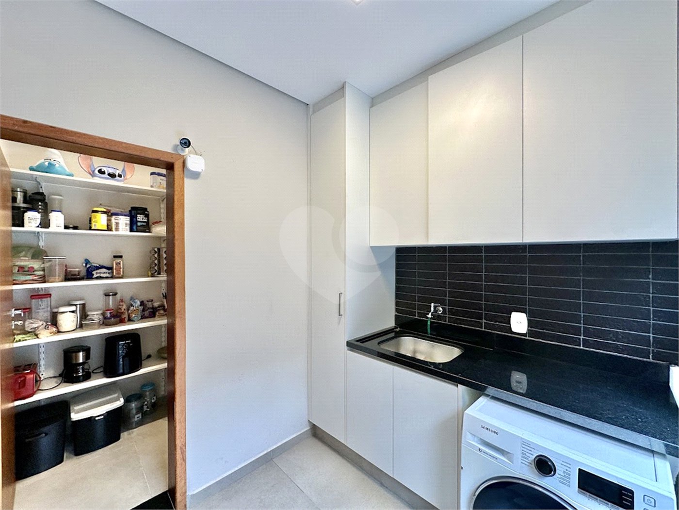 Casa à venda com 3 suítes no condomínio Reserva Santa Maria, Jandira - SP