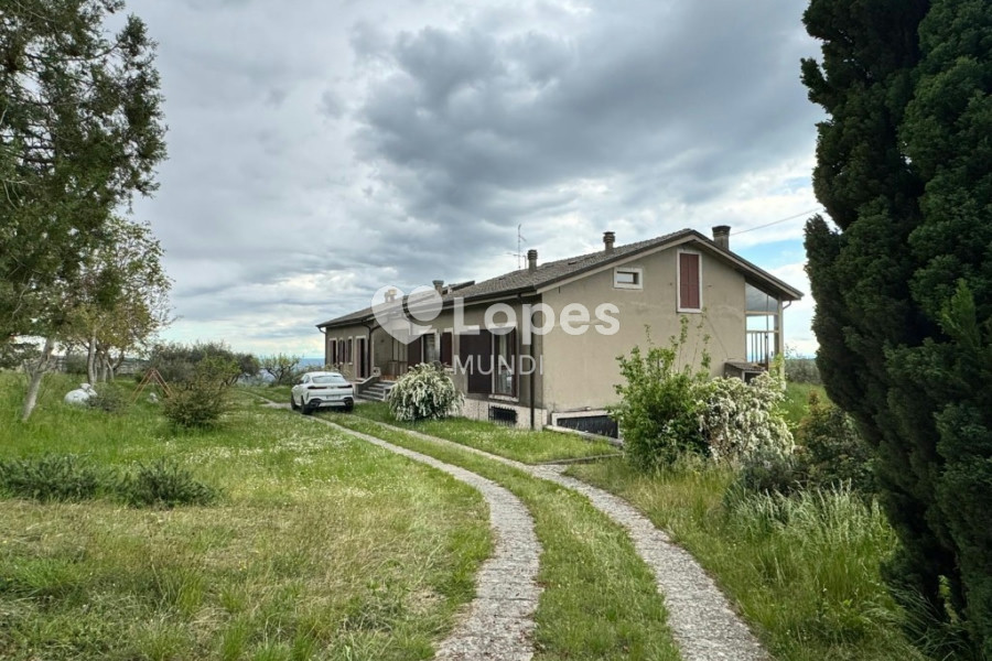 Casa multifamiliar à venda em Verona, Itália – 3 unidades e 12.000 m²