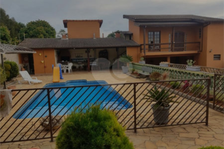 Sobrado à venda com 3 quartos, sendo 1 suíte, em Esplanada do Carmo, Jarinu, SP