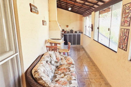Casa à venda com 4 quartos, sendo 2 suítes, em Jardim Meny, São Roque, SP
