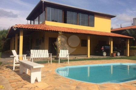 Casa à venda com 6 quartos, sendo 4 suítes, no condomínio Cond Riacho Fundo, Araçoiaba da Serra - SP