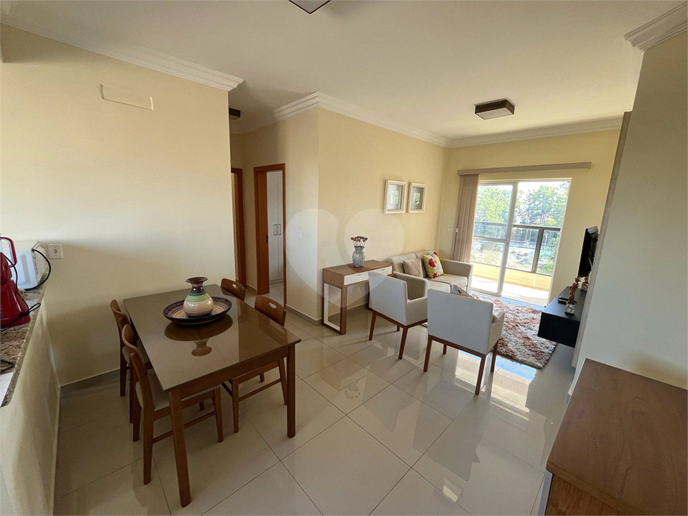 Apartamento mobiliado com 2 dormitórios sendo 1 suíte