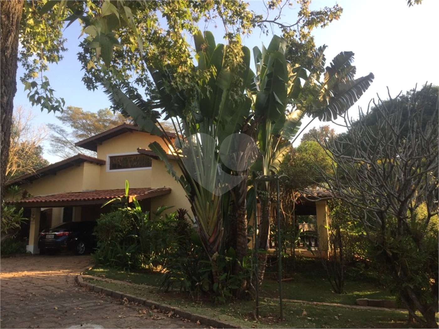 Casa à venda com 5 quartos, sendo 3 suítes, no condomínio Recanto das Flores, Indaiatuba - SP