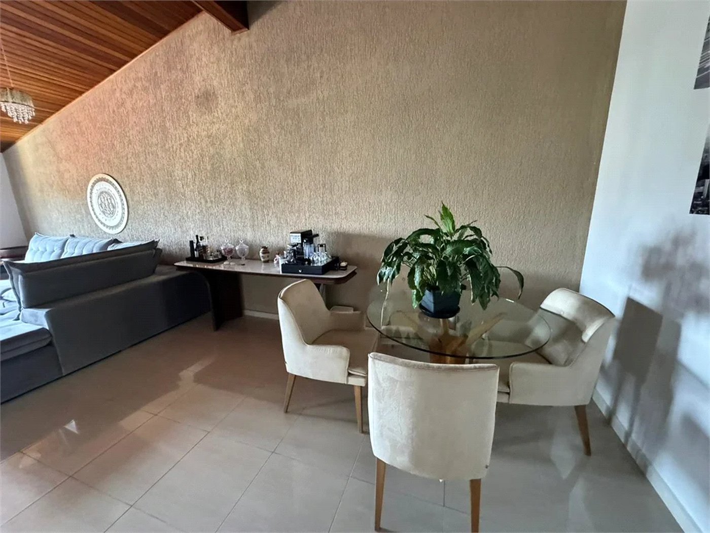 Casa à venda com 3 quartos, sendo 1 suíte, no condomínio Residencial Jardim das Flores 1510, Cotia - SP