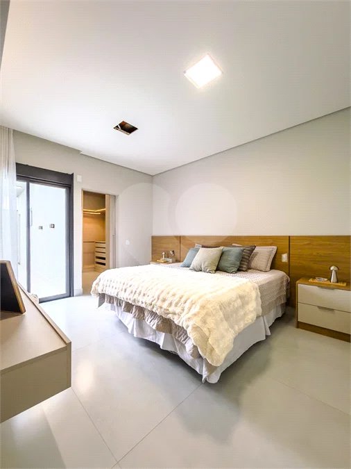 Casa Térrea – Condomínio Maria Cândida - 300 m² de terreno - 212 m² de área construída - 4 vagas de garagem, sendo 2 cobertas - Sala de jantar e estar integradas, com pé-direito duplo e cortina - 3 suítes com ar-condicionado, sendo 1 master com closet – planejado – Roupeiro – Escritório - Cozinha