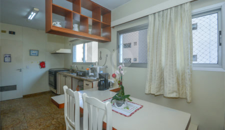 Apartamento à venda com 4 quartos, sendo 1 suíte,  em Moema, São Paulo, SP
