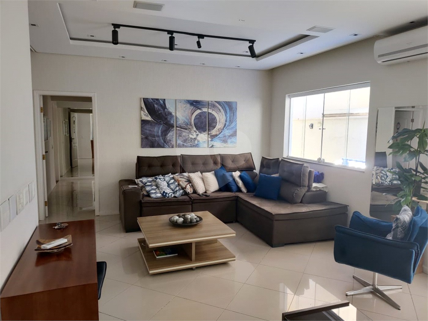Casa à venda com 4 quartos, sendo 2 suítes, no condomínio Residencial Jardim das Palmeiras, Vinhedo - SP