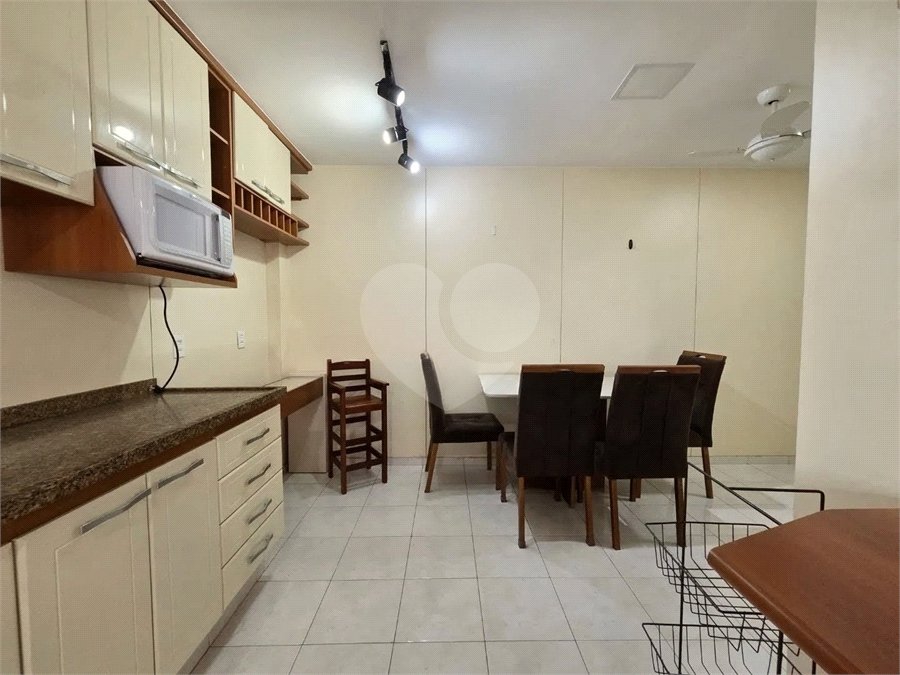 Apartamento à venda com 2 quartos, sendo 1 suíte,  em Laranjeiras, Rio de Janeiro, RJ