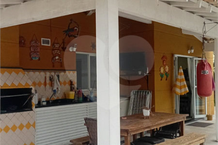 Casa à venda com 4 quartos, sendo 2 suítes, no condomínio Canamari, São Paulo - SP