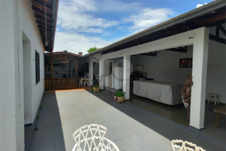 Casa à venda com 3 quartos, sendo 1 suíte, em Parque Laranjeiras, Araraquara, SP
