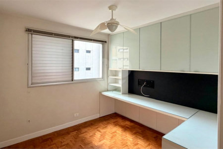 Apartamento à venda com 3 quartos, sendo 1 suíte,  em Moema, São Paulo, SP