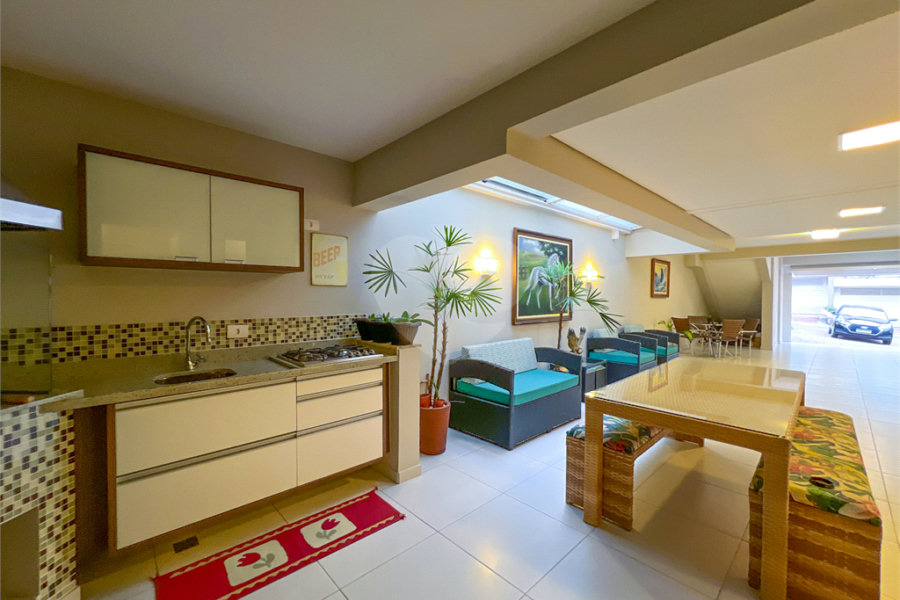 Casa à venda com 4 quartos, sendo 2 suítes,  no condomínio Floradas da Serra, São Paulo - SP