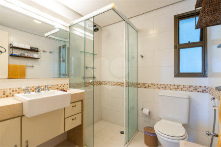 Apartamento à venda com 3 quartos, sendo 1 suíte, em Moema, São Paulo, SP