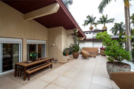 Casa à venda com 5 suítes em Jardim Cordeiro, São Paulo, SP