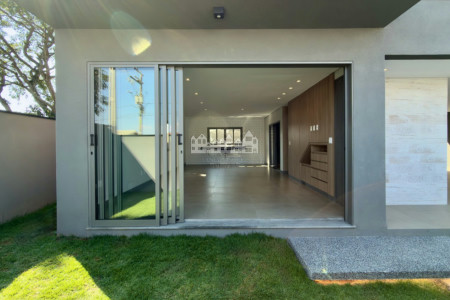 Casa à venda no bairro Loanda em Atibaia com 3 suítes e terraço solarium