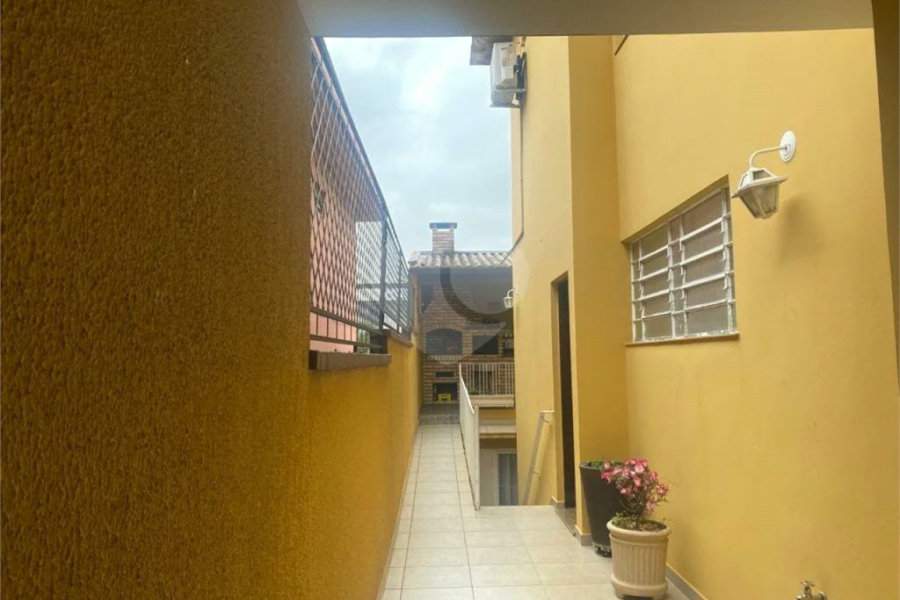 Sobrado à venda com 150 metros de área util e possui 3 dormitórios, sendo 1 suíte.