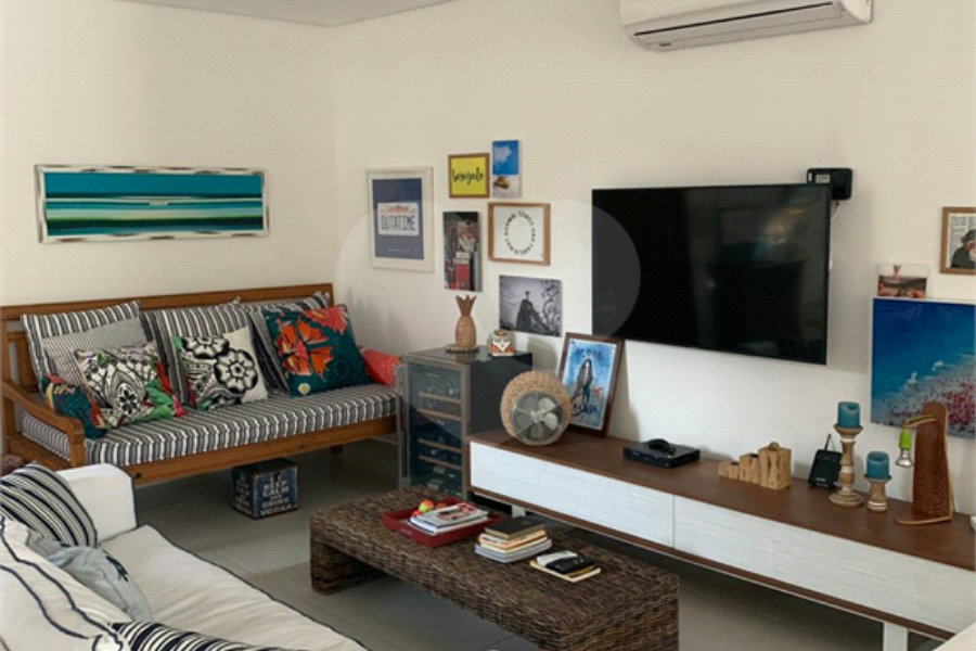 Casa à venda com 4 quartos, sendo 3 suítes, no condomínio Residencial Vila Esmeralda, São Sebastião - SP