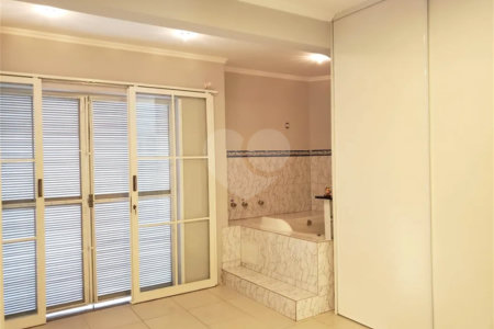 Casa à venda com 4 quartos, sendo 3 suítes, no condomínio Vila Inglesa, Sorocaba - SP