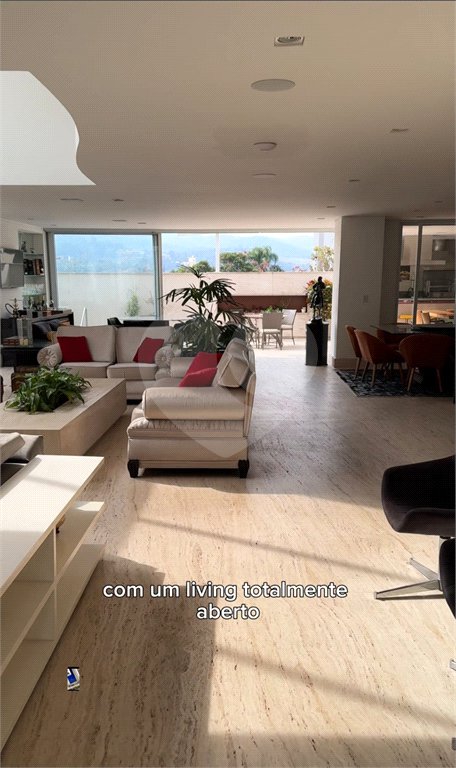 Casa à venda com 4 suítes no condomínio Villaggio Houda, São Paulo - SP