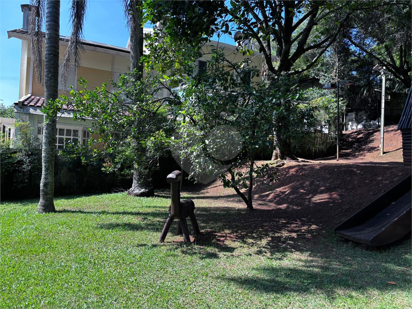 Sobrado à venda com 3 quartos, sendo 1 suíte, no condomínio Villagio da Granja, Cotia - SP