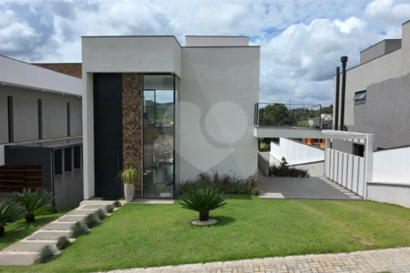 Casa à venda ou para alugar com 4 suítes no condomínio Figueira Garden, Atibaia - SP