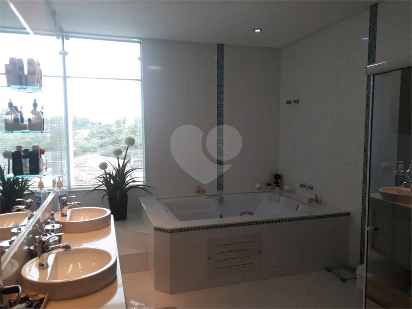 Sobrado à venda com 6 quartos, sendo 5 suítes, em Tremembé, São Paulo, SP