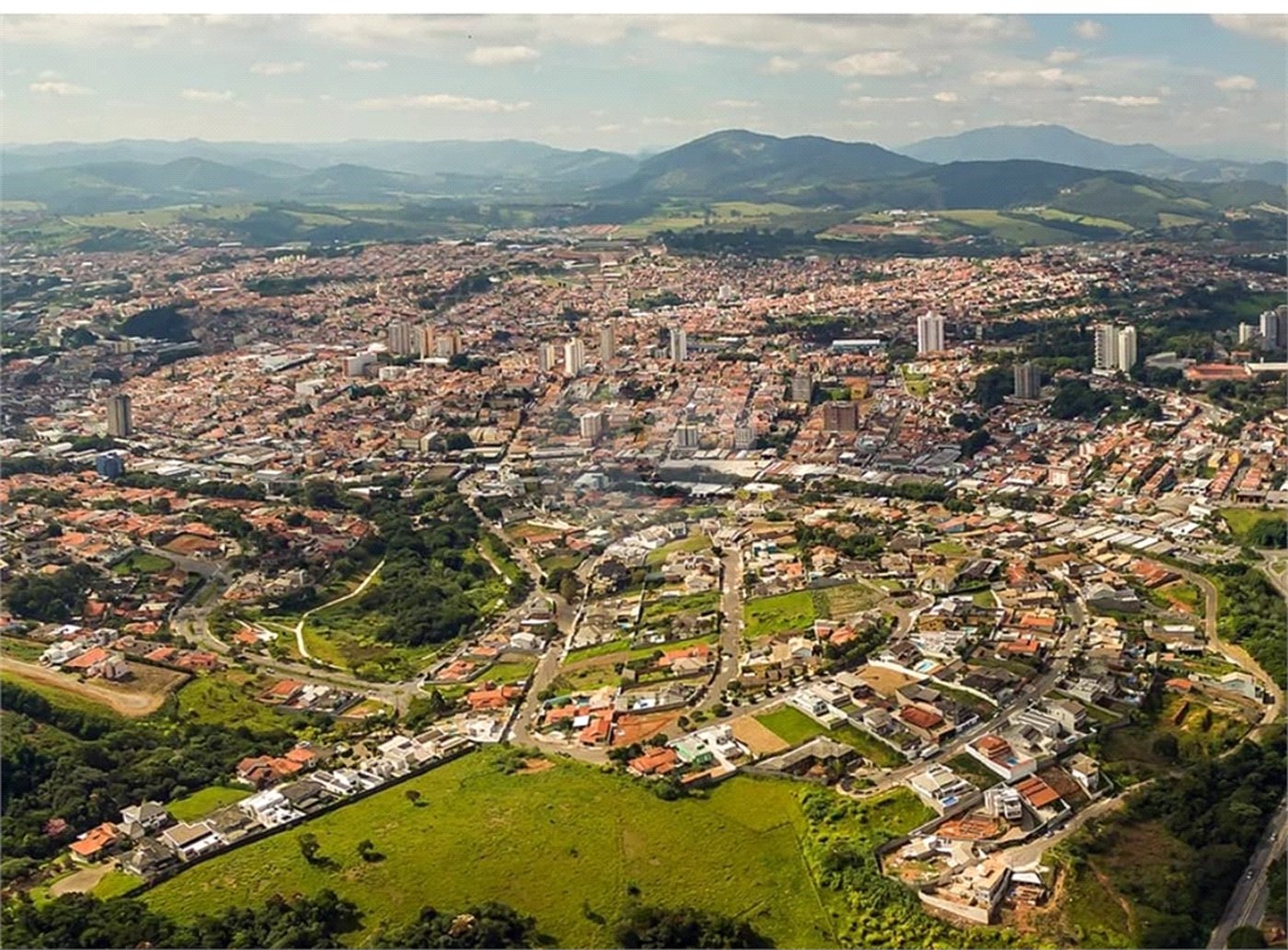 Casa de Vila à venda com 5 quartos em Jardim Santa Lúcia, Bragança Paulista, SP