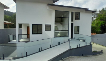 Casa à venda ou para alugar com 3 suítes no condomínio Sausalito, Mairiporã - SP