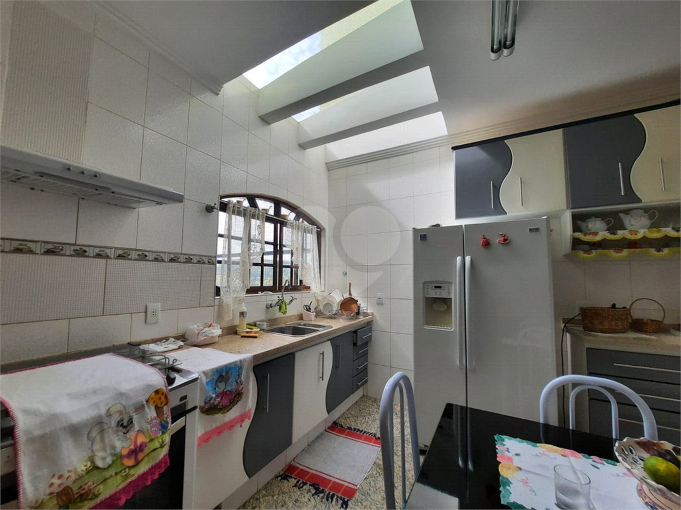Sobrado à venda com 4 quartos, sendo 3 suítes, em Região Central, Caieiras, SP