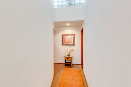 Casa à venda com 5 quartos, sendo 4 suítes, em Alto da Boa Vista, São Paulo, SP