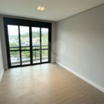 Sobrado de alto padrão no Swiss Park, totalmente reformado, com 4 suítes, piscina, elevador, espaço gourmet, 4 vagas e condomínio com lazer completo.