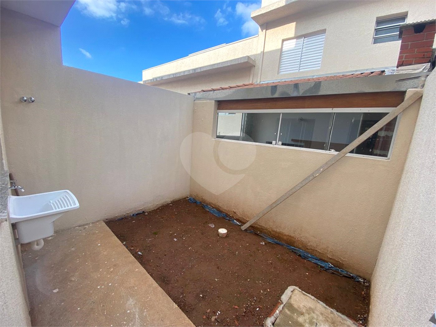 Casa para alugar com 2 suítes no condomínio Residencial Vila Amélia, Poá - SP