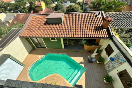 Casa à venda com 3 quartos, sendo 1 suíte, no condomínio Residencial Jardim das Flores 1510, Cotia - SP