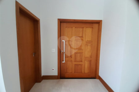 Belíssima Casa à Venda no Condomínio Damha IV