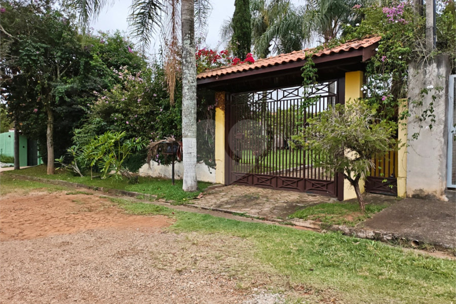 Casa à venda com 4 quartos, sendo 2 suítes,  em Country Residencial Felix, Bom Jesus dos Perdões, SP