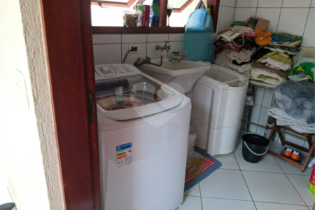 Sobrado à venda com 3 quartos, sendo 1 suíte,  em Jardim Vitória, Suzano, SP