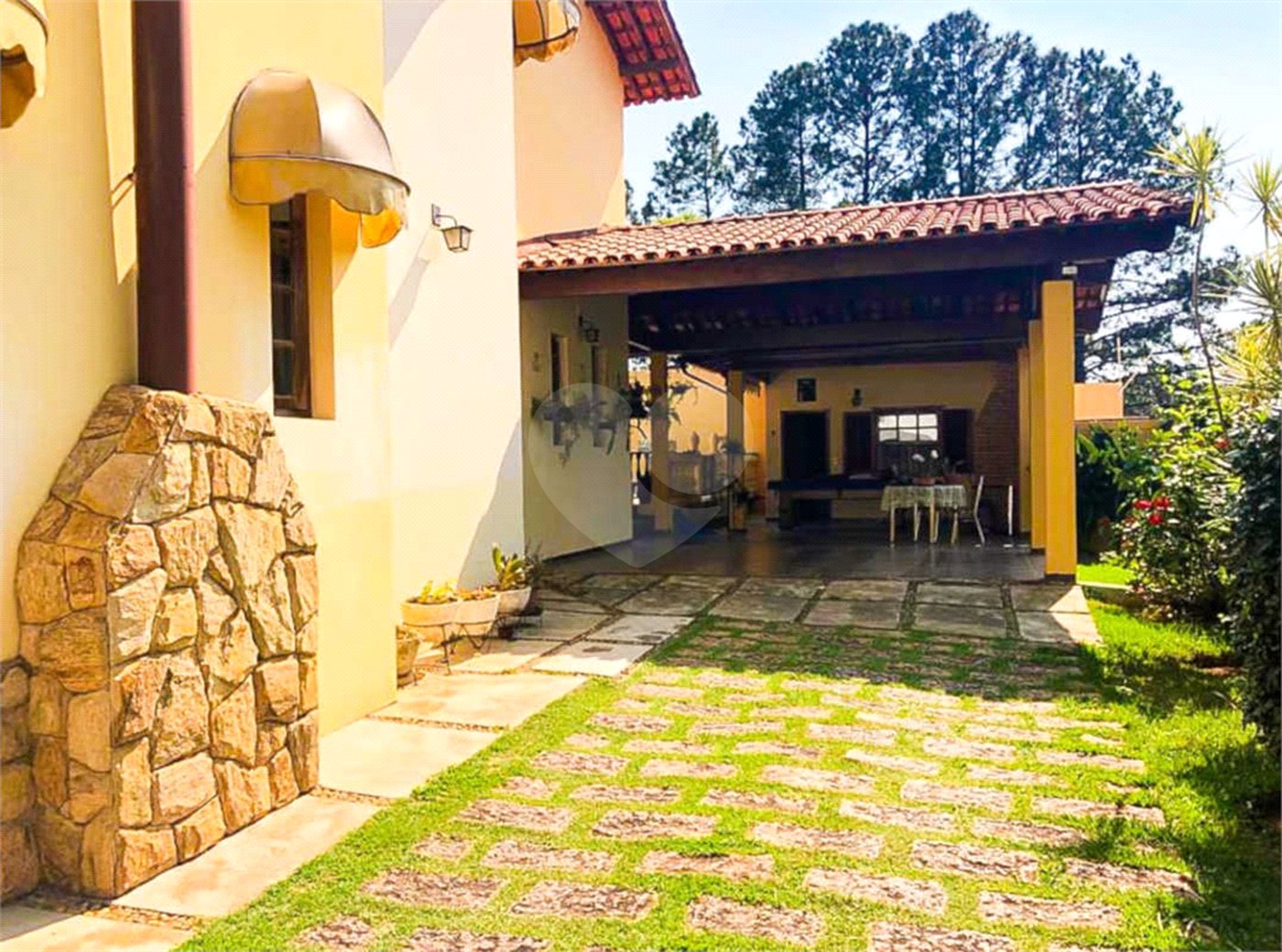 Casa à venda com 3 quartos, sendo 1 suíte,  no condomínio Vivenda das Vinhas, Vinhedo - SP