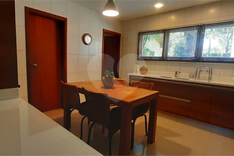 Casa à venda com 4 quartos, sendo 3 suítes, no condomínio Sausalito, Mairiporã - SP