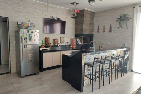Casa à venda com 4 quartos, sendo 2 suítes,  no condomínio Figueira Garden, Atibaia - SP