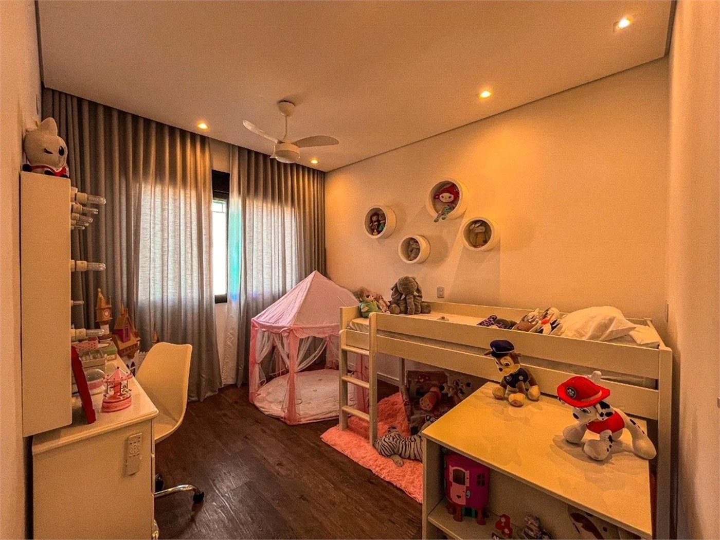 Casa à venda com 4 quartos, sendo 3 suítes,  no condomínio Vintage, Cotia - SP