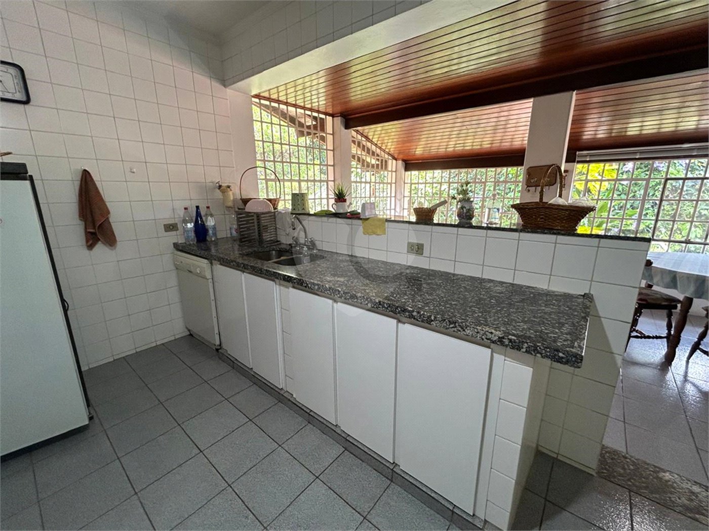 Casa à venda com 5 quartos, sendo 3 suítes, no condomínio Estância Marambaia, Vinhedo - SP