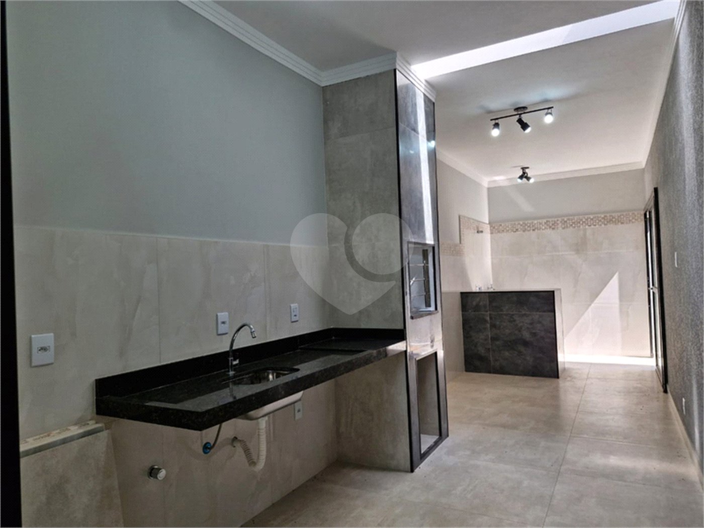 Casa à venda com 2 quartos, sendo 1 suíte, no condomínio Residencial Jardim, Sorocaba - SP