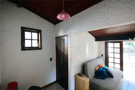 Casa à venda com 5 quartos, sendo 1 suíte, no condomínio Vivendas, Rio de Janeiro - RJ