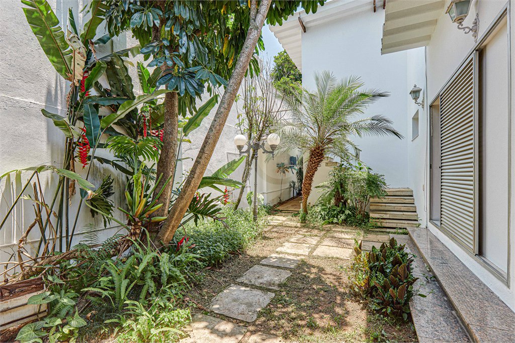 Casa de Vila à venda com 4 quartos, sendo 3 suítes,  em Alto da Boa Vista, São Paulo, SP