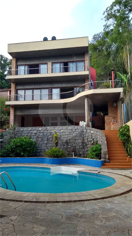 Casa à venda com 4 quartos, sendo 2 suítes, no condomínio Champs Elysees Village, Mairiporã - SP