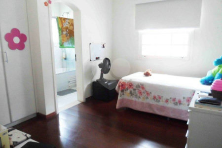 Sobrado à venda com 5 quartos, sendo 3 suítes, em Interlagos, São Paulo, SP